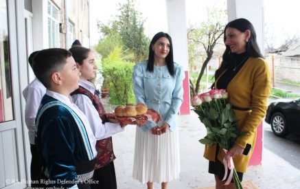 Կարևորելով ազգային փոքրամասնությունների իրավունքների պաշտպանությունը՝ Մանասյանն Արզնիի Սարխոշևի անվան միջնակարգ դպրոցում վարպետաց դաս է անցկացրել