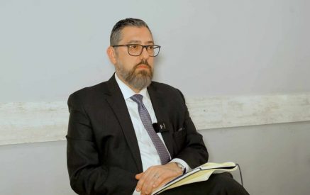 Խաղաղության պայմանագիրն ինձ հիշեցնում է Անգլիայի վարչապետ Չեմբեռլենի դեպքը, երբ Հիտլերի հետ պայմանագիր ստորագրեց, ասելով՝ նա ինձ վստահեցրեց, որ Եվրոպայում խաղաղության կլինի։ Ի՞նչ տեսանք արդյունքում. Գառնիկ Քերքոնյան