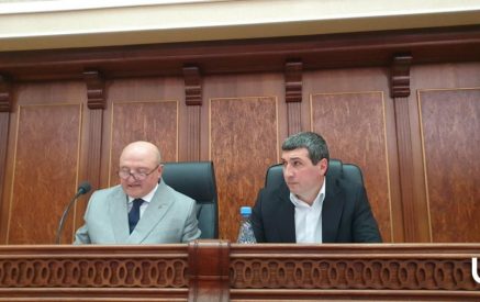 «Գյոզալ քաղաքին ինչո՞ւ պիտի համայնք ասեմ». Վարդան Ղուկասյանը վարում է Գյումրու ավագանու նիստը