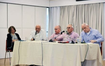 Պատ­մա­կան ի­րո­ղու­թիւ­նը՝ հրեա­յի մը աչ­քով. Աու­րո­նի «Իս­րա­յէլ եւ ­Հա­յոց ցե­ղաս­պա­նու­թիւ­նը» գիրքը յու­նա­րէ­նի թարգ­մա­նո­ւե­ցաւ. «Ազատ օր»