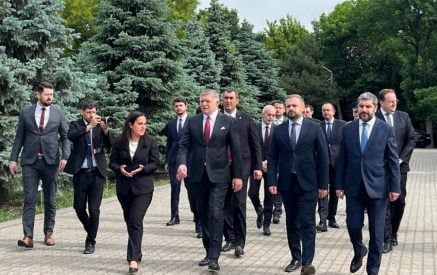 Սլովակիայի վարչապետը հարգանքի տուրք է մատուցել Հայոց ցեղասպանության զոհերի հիշատակին, եղևնի տնկել Հիշողության պուրակում