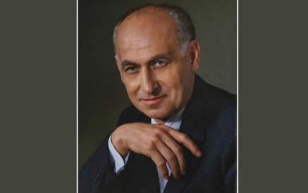 Եւ սկսաւ համբուրել Թեհլիրեանի ցուցամատը, որով քաշած էր հրազէնին փլթակը եւ մեր արժանապատուութիւնը փրկած էր. «Հայրենիք»