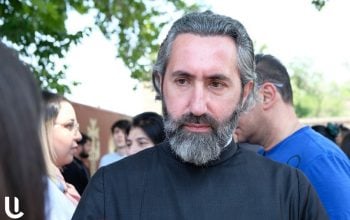 Կա՛նգ առեք, տիկնայք եւ պարոնայք պաշտոնյաներ, խնդրանքս է ձեզ, ի սեր Աստծո վե՛րջ տվեք այս հրեշավոր ընթացքին, որի մեջ սեր եւ լույս իսպառ չկա. Ասողիկ աբեղա Կարապետյան