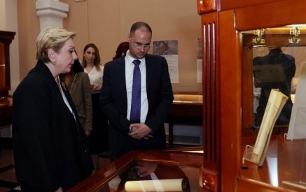 Մատենադարանում Վրաստանի մշակույթի նախարարն առանձնահատուկ ուշադրություն է դարձրել վրացերեն մատյանների նմուշներին