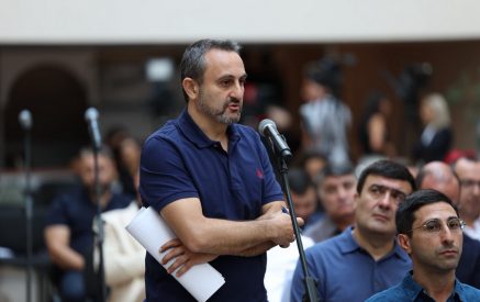 Պարոն Ավինյանն աչքերն է ֆռռացնում, կոռուպցիոն գործարքներ չե՞ք տեսնում. ավագանու անդամը Ավինյանին