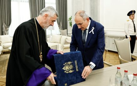 Հասկանալով հանդերձ, որ այցելութեան ժամադրութիւնը նախօրոք առնուած կրնար ըլլալ, նման լուր մը անհեթեթութեան ժանրի տպաւորութիւն ձգեց. բաց նամակ Արամ Ա Վեհափառին. «Զարթոնք»