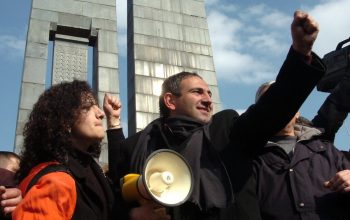 Թեեւ սպանության հեղինակները բացահայտված չեն, Նիկոլ Փաշինյանը պնդում է, թե Մարտի 1-ը բոլոր մանրամասներով բացահայտված է