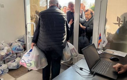 Արտաշատում Արցախից տեղահանված 241 ընտանիք ստացավ մարդասիրական օգնություն
