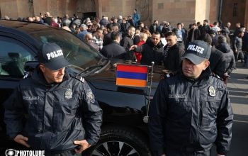 «Տո սադրիչ», «քեռակնիկների սիրահարներ»․ Վեհափառի անունը հիշատակելու համար քաղաքացիներին ուժով հեռացրեցին եկեղեցուց