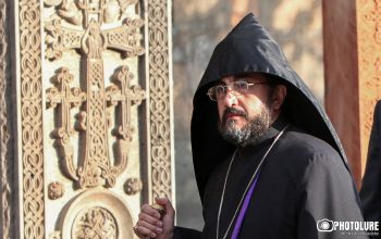 «Պահանջում ենք՝ անհապաղ վերացնե՛լ Միքայել արքեպիսկոպոս Աջապահյանի նկատմամբ կիրառված խափանման միջոց տնային կալանքը, դադարեցնե՛լ նրա նկատմամբ իրականացվող ապօրինի քրեական հետապնդումը»