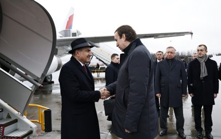 Նիկոլ Փաշինյանին դիմավորել են Լենինգրադի շրջանի նահանգապետի տեղակալն ու Սանկտ Պետերբուրգի փոխնահանգապետը: