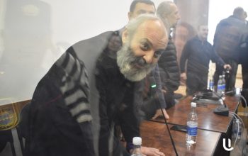 «Ես ամաչում եմ, որ այստեղ կանգնած կալանքի մասին եմ խոսում, երբ իմ եղբայրները, որոնց հետ աղ ու հաց եմ կիսել, տառապում են այնտեղ»․ Բագրատ սրբազանը շնորհակալություն հայտնեց Բակո Սահակյանի որդուն