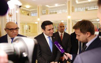 Ռուս լրագրողները սուր հարցեր տվեցին Ալեն Սիմոնյանին արտաքին քաղաքականության, եկեղեցու դեմ հալածանքների և Սամվել Կարապետյանի գործի մասին