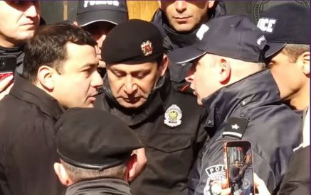 Արթուր Չախոյանը մի տուփ ձու փոխանցեց դատախազության աշխատակիցներին. «Որ նայեն, հասկանան՝ ով են»