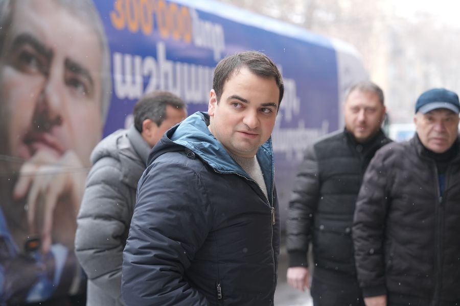 Քաղաքացիները «Սամվե՛լ, Սամվե՛լ» բացականչելով լռեցրին ոստիկանական մեքենաների աղմուկը