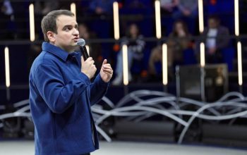 Նարեկ Կարապետյանը երիտասարդներին ներկայացրել է «Ուժեղ Հայաստան» կուսակցության առաջնորդ Սամվել Կարապետյանի 5 տնտեսական քայլեր