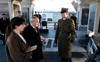 Նիկոլ Փաշինյանը Վարշավայում այցելել է Անհայտ զինվորի հուշահամալիր