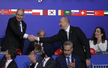 «Այս երկուսը հեչ էլ բարի պտուղ չէին: Ես ասացի՝ տղաներ, մի քիչ մոտ եկեք, այնքան էլ լավ չէին զգում իրենց, դե գիտեք՝ իրար սպանել են մի 30 տարի: Մեկ ժամ հետո արդեն կողք-կողքի էին կանգնած, գրկեցին իրար, փաստաթուղթ ստորագրեցին». Թրամփը՝ Փաշինյանի ու Ալիևի մասին