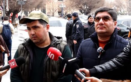 Շատերը 12-14 ժամ ղեկին են, անգամ հաց ուտելու ժամանակ չունեն.  կառավարության շենքի առաջ ցույցի մասնակցող վարորդ