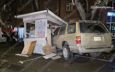 Ավտոմեքենան դուրս է եկել երթևեկելի գոտուց և մխրճվել առևտրի փոքրիկ կրպակի մեջ․ Shamshyan.com