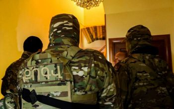 Ստեղծելով հանցավոր խումբ և ձեռք բերելով զենք-զինամթերք՝ սպանություններ են նախապատրաստել, ավազակային հարձակում և գողություններ արել. կա 10 ձերբակալված