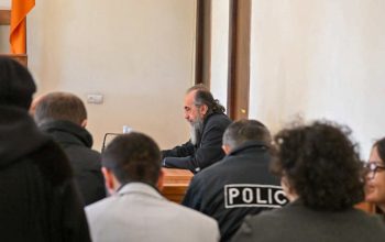 «Մի դատիր, որ չդատվես, իշխանության պատվերը մի՛ կատարիր, ի՞նչ է արել Միքայել Սրբազանը»․ բացականչում էին ներկաները