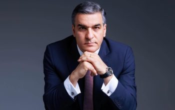 «Գնում է Ալիևի մոտ՝ ժպտում է, սուրճ է հյուրասիրում, «կուռկուռի ձագ» է դառնում, հետո վերադառնում է երկիր ու ներսում առյուծ է կտրում». Արման Թաթոյան