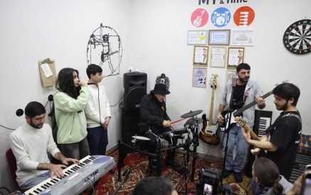 Նիկոլ Փաշինյանը Գյումրիում նվագակցեց «Չամիչով բուլկի» երաժշտական խմբի հետ