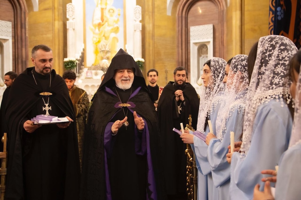 Եզրաս Սրբազանը հայորդյաց տան սաների հետ ընթերցել է ավետարանական 10 կույսերի առակը