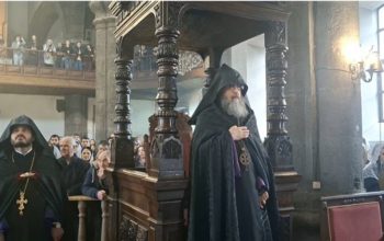 «Սրբազա՜ն, Սրբազա՜ն». Գյումրու «Յոթ վերք» եկեղեցում ասեղ գցելու տեղ չկա