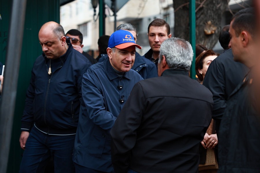 Էդ պրեմիաները թող մի քիչ քիչ լինի, մենք էլ ենք մարդ, մենք էլ ենք ուզում մսի կտոր ուտենք. քաղաքացին՝ Փաշինյանին