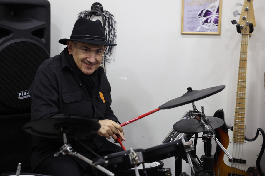 Ու ստացվում է այնպես, որ այդ եղանակով էլ է Փաշինյանն օրակարգի «առաջին էջում»: Արձագանքում են, չարձագանքել չեն կարող, ու ստացվում է, որ Նիկոլ Փաշինյանը հաջողում է. «Փաստ»