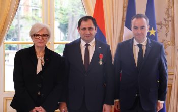 Էմանուել Մակրոնի հրամանագրով Սուրեն Պապիկյանին շնորհվել է Ֆրանսիայի Հանրապետության «Պատվո լեգեոն» շքանշան