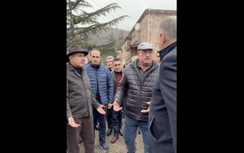 2 տարի առաջ է Իջևանի համալսարանը հեռակա ավարտել, շատ էլ որ ասում է՝ 13 տարի աշխատել է. ո՞ւմ համար էր բարեխոսում Փաշինյանին մոտեցած տղամարդը