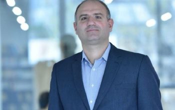 Դասախոս Սահակ Մանուկյանը, որին թաքուն լուսանկարել էին, վերականգնվել է ԵՊՀ միջազգային հարաբերությունների ֆակուլտետի հանրային կառավարման ամբիոնի դոցենտի պաշտոնում