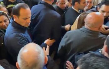 Նիկոլ Փաշինյանին հարվածած քաղաքացուն մեկ այլ երիտասարդի հետ ձերբակալեցին եկեղեցու բակից