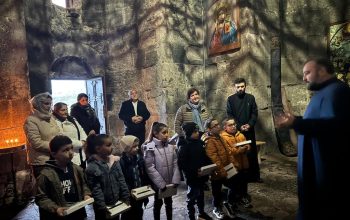 Ոսկեպար գյուղի առաջին դասարանի ութ երեխաներին Սուրբ Աստվածածին եկեղեցում փոխանցվեց ութ պլանշետ