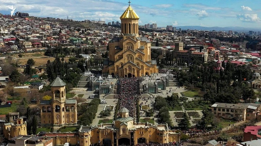 Վրաց բարձրաստիճան հոգևորականների, արարողությանը ներկա այլ եկեղեցիների պետերի ու պատվիրակների համար անտրամաբանական էին հնչում այն պատճառները, որ խոչընդոտ են դարձել այդ կարևոր արարողություններին Հայոց Հայրապետի մասնակցության համար