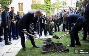 Արարատ Միրզոյանը և Ժան-Նոել Բարոն ծիրանենի են տնկել՝ ի նշան Հայաստանի և Ֆրանսիայի միջև հարատև բարեկամության