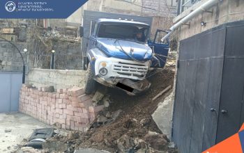 Ալավերդիում «ZIL» բեռնատարը դուրս է եկել ճանապարհի երթևեկելի հատվածից, հարվածել բնակարաններից մեկի պատշգաբի երկաթբետոնե հենասյուներին, հայտնվել հարևան տան բակում