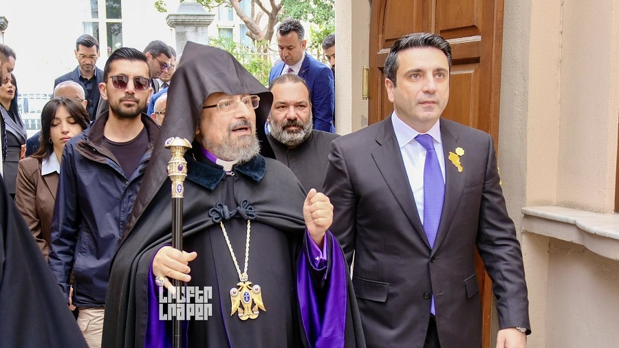 Ալեն Սիմոնեանի հետ հանդիպմանը Ն.Ա.Տ. Սահակ Սրբազան Պատրիարք Հայրը անդրադարձաւ Հայ Եկեղեցւոյ եւ Հայաստանի կառավարութեան միջեւ տեղի ունեցած անօգուտ առճակատումներուն եւ յայտնեց իր մտահոգութիւնը