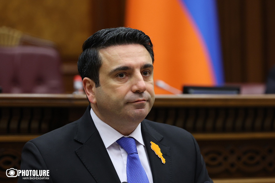 «Եթե Նիկոլ Փաշինյանը չլիներ, դուք ինոագենտ կլինեիք»․ Ալեն Սիմոնյանը սպառնաց լրագրողներին