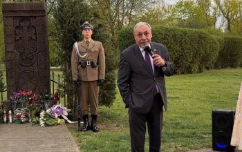 Վարշավայի Հայկական պուրակում տեղակայված խաչքարի մոտ հարգանքի տուրք է մատուցվել Ցեղասպանության զոհերի հիշատակին