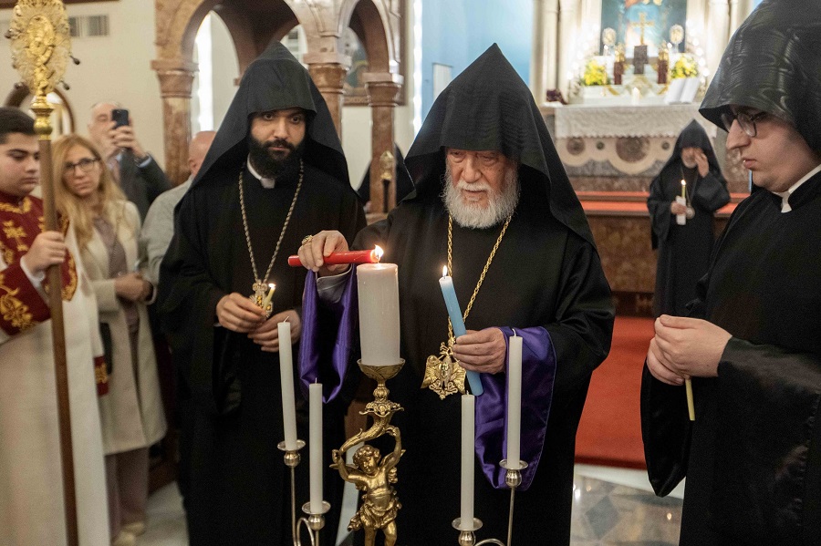 Սուրբ Յարութեան տօնի Ճրագալոյցի եկեղեցական արարողութիւնը՝ Անթիլիասի Մայրավանքի Սուրբ Գրիգոր Լուսաւորիչ Մայր Տաճարին մէջ