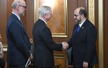 Արայիկ Հարությունյանը հանդիպել է Ընտրական համակարգերի միջազգային հիմնադրամի նախագահ Էնթոնի Բենբերիի հետ