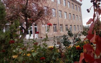 Այգեզարդ գյուղի դպրոցի ֆեյսբուքյան էջում հրապարակվել է տեսանյութ, որտեղ դպրոցի աշակերտները բեմում կատարում են ՔՊ կուսակցության հետ ասոցացվող երգ․ «Ականատես»