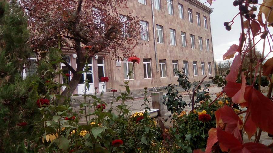 Այգեզարդ գյուղի դպրոցի ֆեյսբուքյան էջում հրապարակվել է տեսանյութ, որտեղ դպրոցի աշակերտները բեմում կատարում ՔՊ կուսակցության հետ ասոցացվող երգ․ «Ականատես»