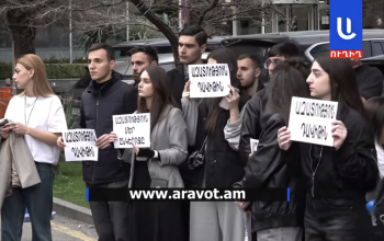«Չի կարելի այս մատաղ սերնդի մեջ կոտրել արդարության զգացումը»․ աշակերտ Դավիթ Մինասյանի դասընկերները ակցիա են իրականացնում ՄԱԿ-ի գրասենյակի առջև