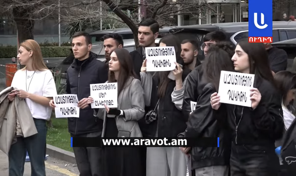 «Չի կարելի այս մատաղ սերնդի մեջ կոտրել արդարության զգացումը»․ աշակերտ Դավիթ Մինասյանի դասընկերները ակցիա են իրականացնում ՄԱԿ-ի գրասենյակի առջև