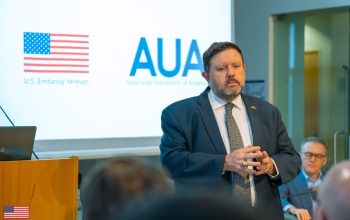 ԱՄՆ գործերի ժամանակավոր հավատարմատար Դեյվիդ Ալենը Հայաստանի ամերիկյան համալսարան է այցելել